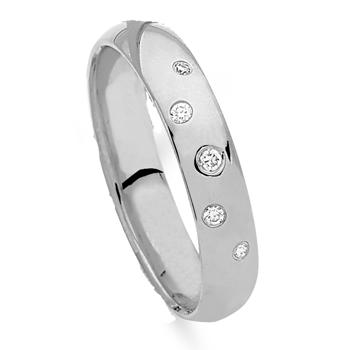 Elegant 14 carat white gold finger ring with 0.05 ct diamonds in starburst